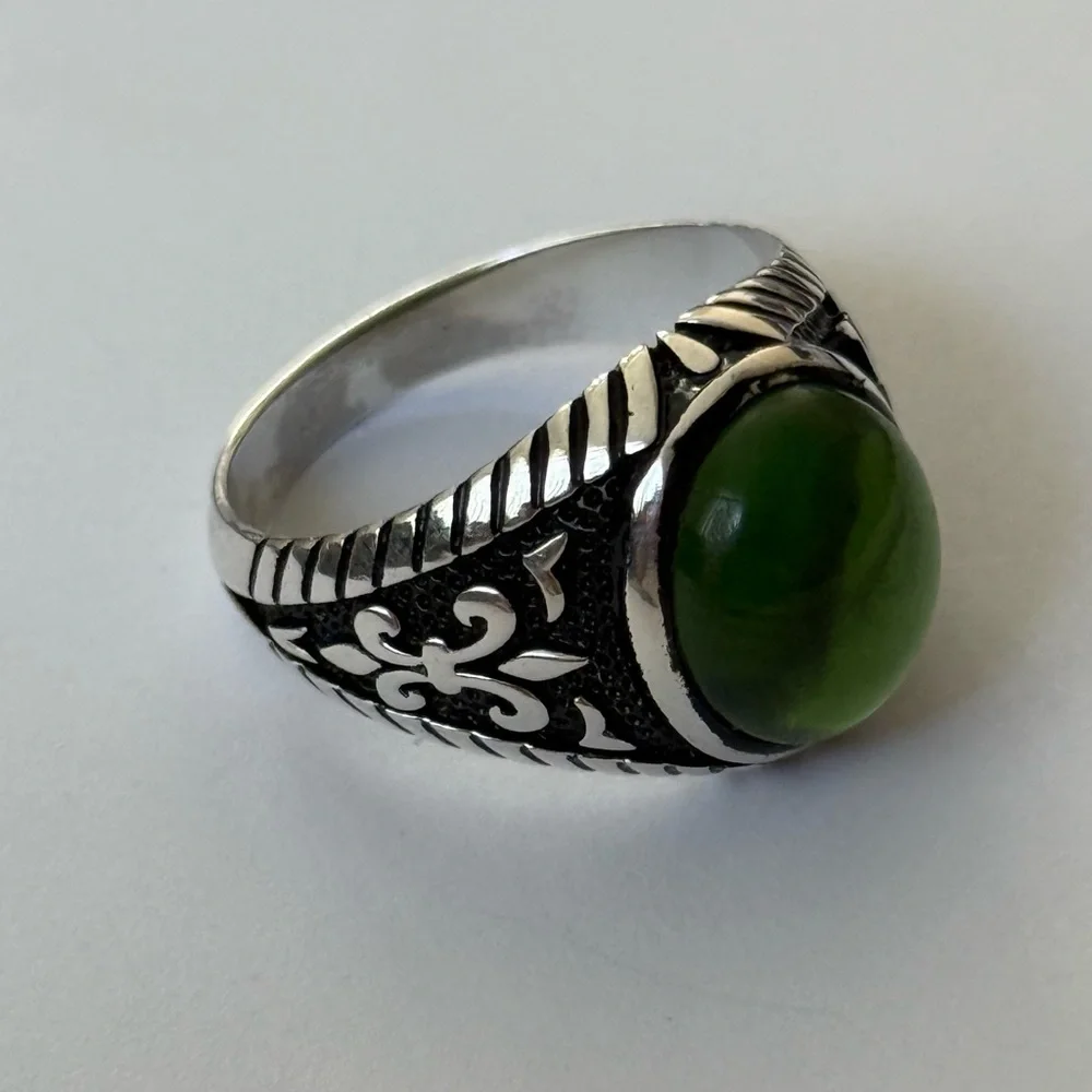 925 Silver fleur de lis green stone ring size 9.5